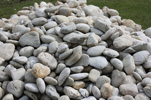 Kamenclub.ru: Бело-серый валунчик фр.100-300 мм.  купить в Иваново крупный камень для ландшафта серый, белый бело-серый валун крупная галька 4500 руб/т   фото КАМЕНЬ КЛУБ